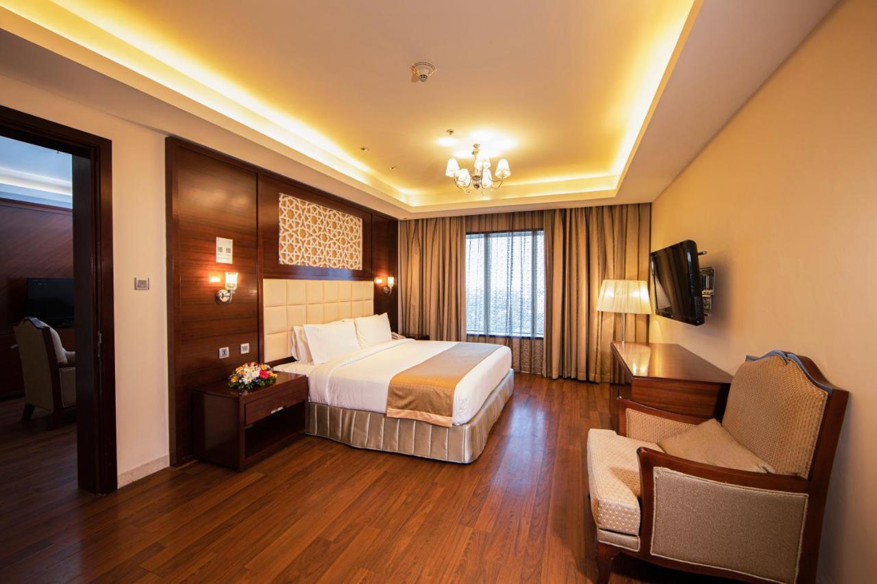 Holiday Inn Cochin, An Ihg Hotel Kochi Ngoại thất bức ảnh